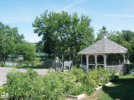 aux-jardins-de-la-riviere-gazebo